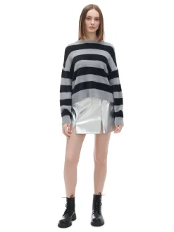 Szary sweter w czarne paski