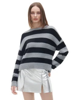 Szary sweter w czarne paski