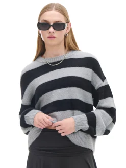 Szary sweter w czarne paski