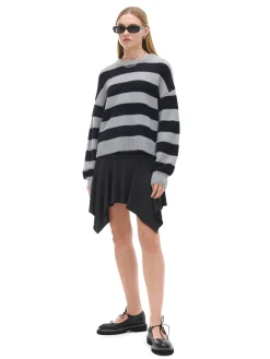 Szary sweter w czarne paski