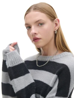 Szary sweter w czarne paski