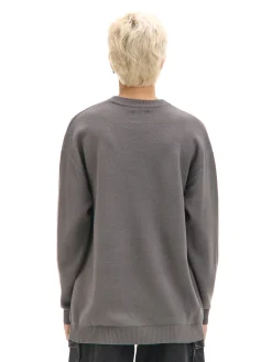 Szary sweter z artystycznym nadrukiem