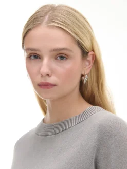 Szary sweter z efektem sprania