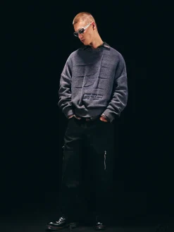 Szary sweter z efektem sprania