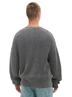 Szary sweter z prążkowanej dzianiny