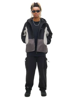 Trójkolorowa kurtka z kapturem