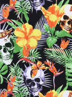 Wzorzysta koszulka w punkowym wydaniu