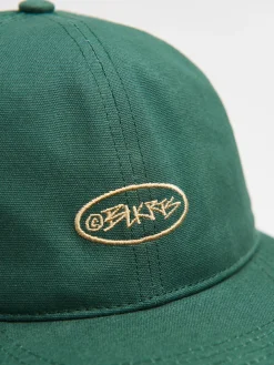 Zielona bejsbolówka z haftem