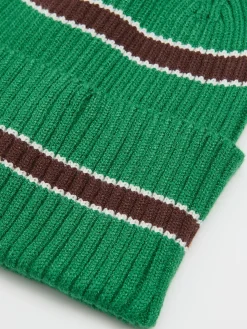 Zielona czapka beanie w paski