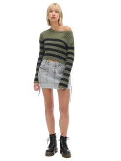 Zielony sweter w czarne paski