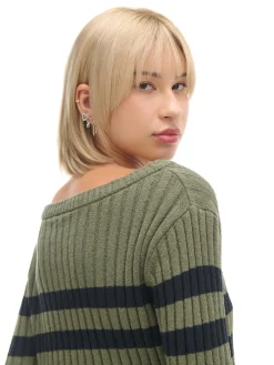 Zielony sweter w czarne paski