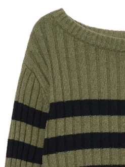 Zielony sweter w czarne paski