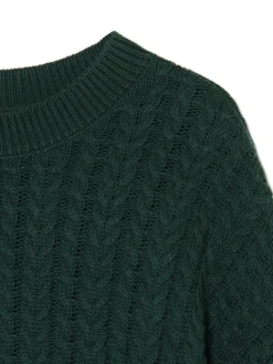 Zielony sweter z warkoczowym splotem